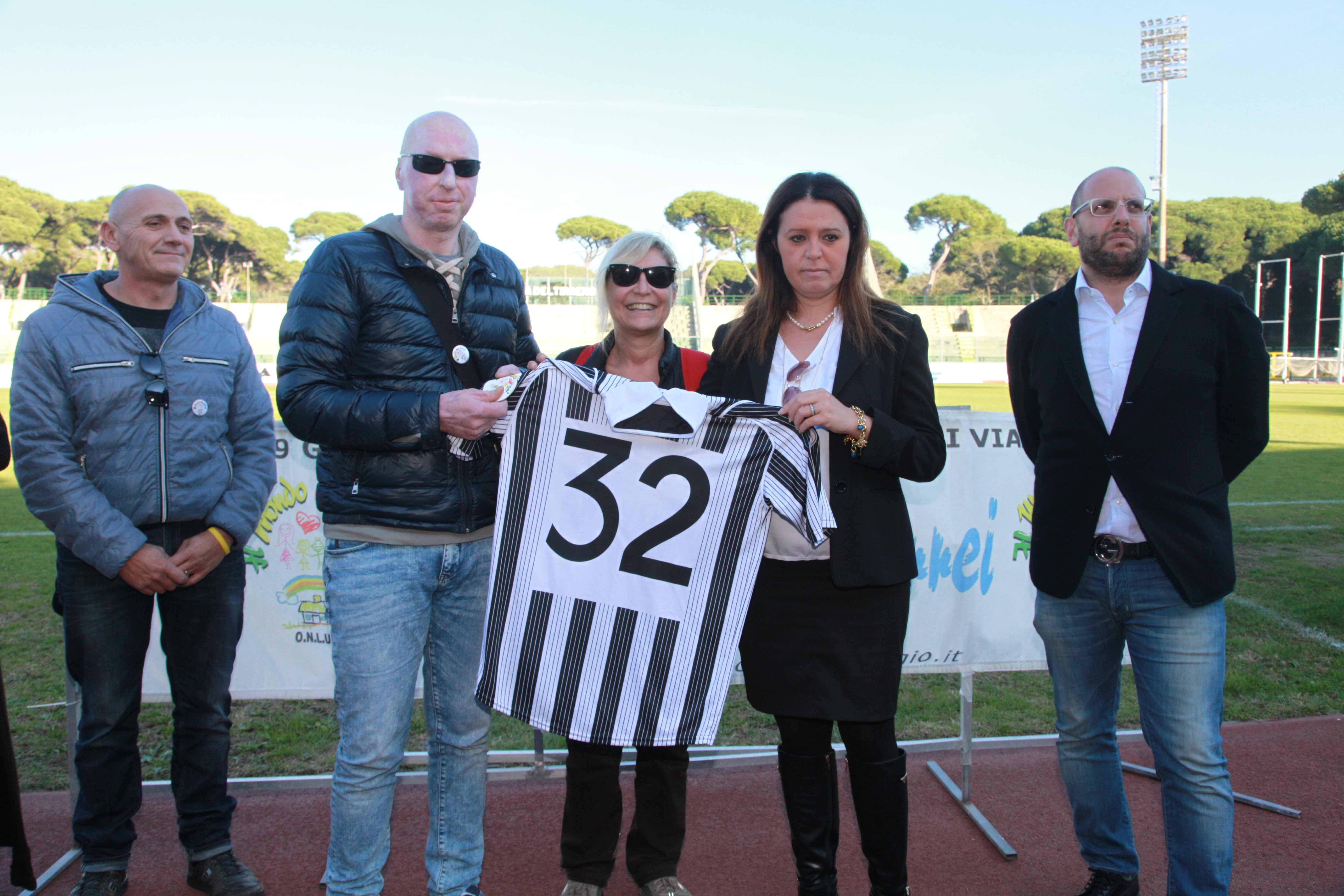 L'assessore allo sport Sandra Mei consegna la maglia numero 32 del Viareggio a Marco Piagentini e Daniela Rombi dell'associazione "Il mondo che vorrei" (foto Ciurca/Paglianti)