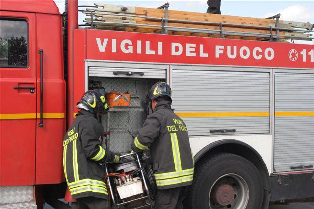 Una squadra di vigili del fuoco