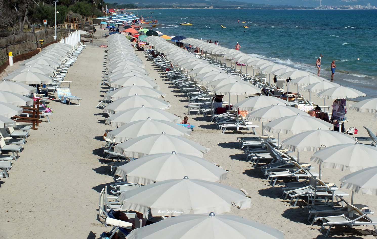 Uno stabilimento balneare a Perelli (f. Barlettani) 