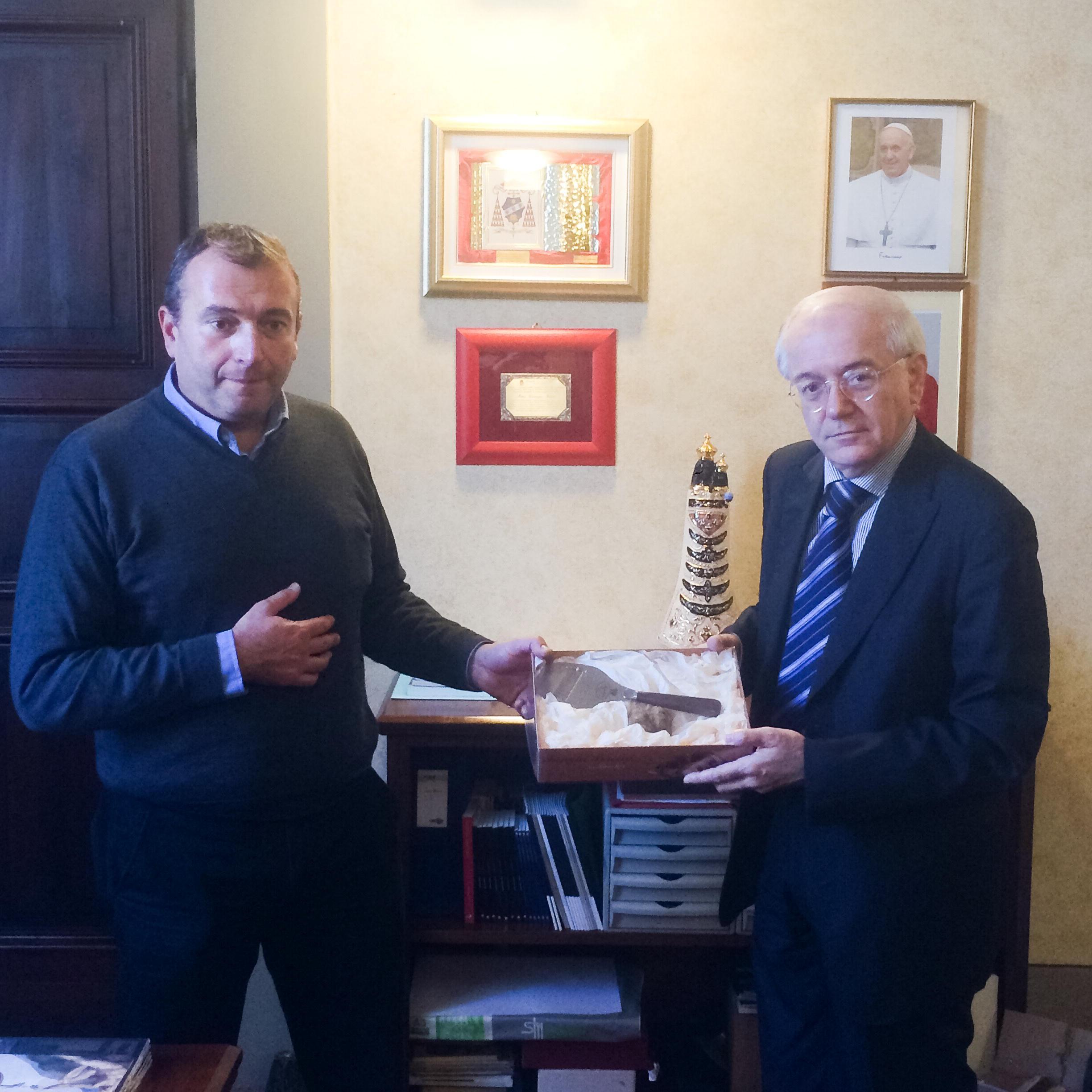 Cesare Andrisano (a destra) mostra il tartufo per il Papa