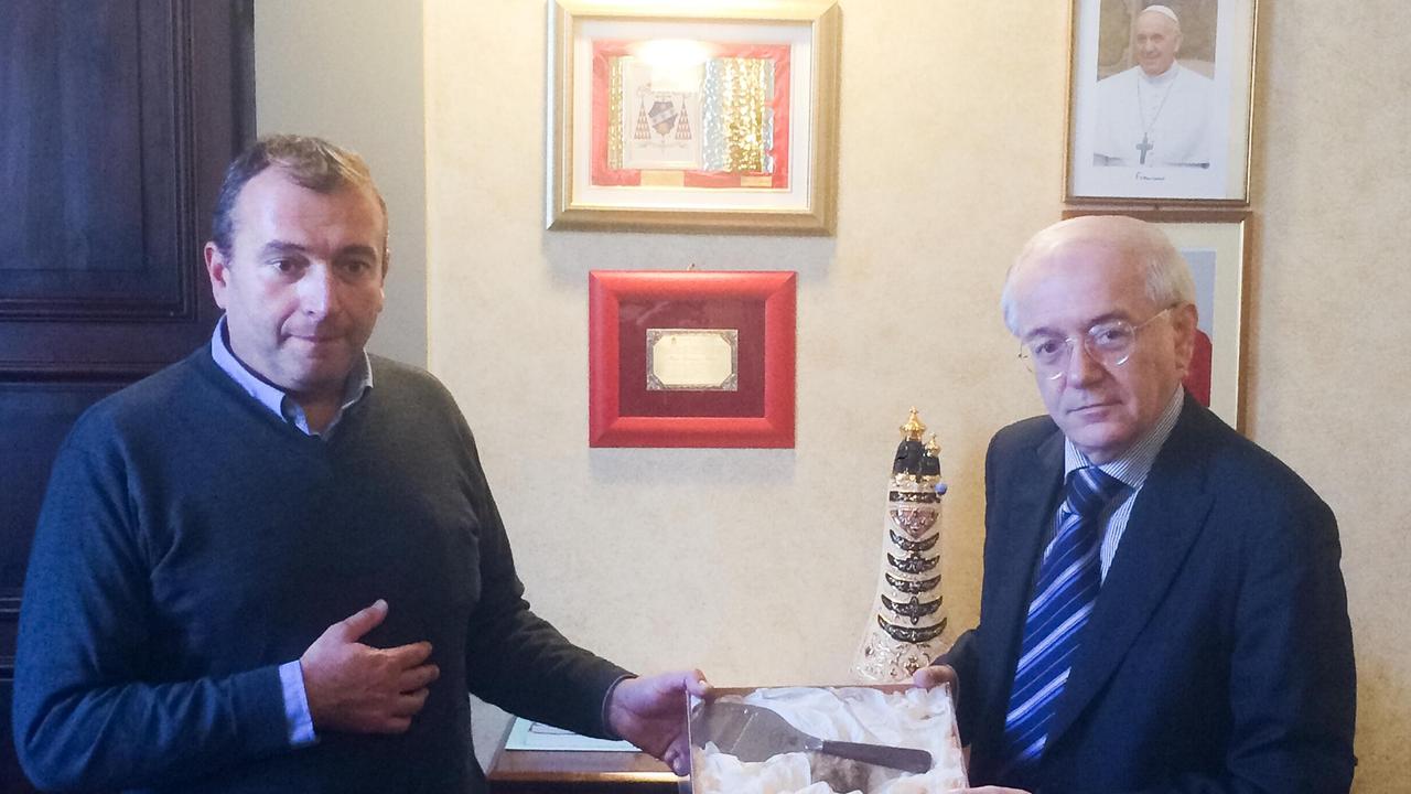 Cesare Andrisano (a destra) mostra il tartufo per il Papa