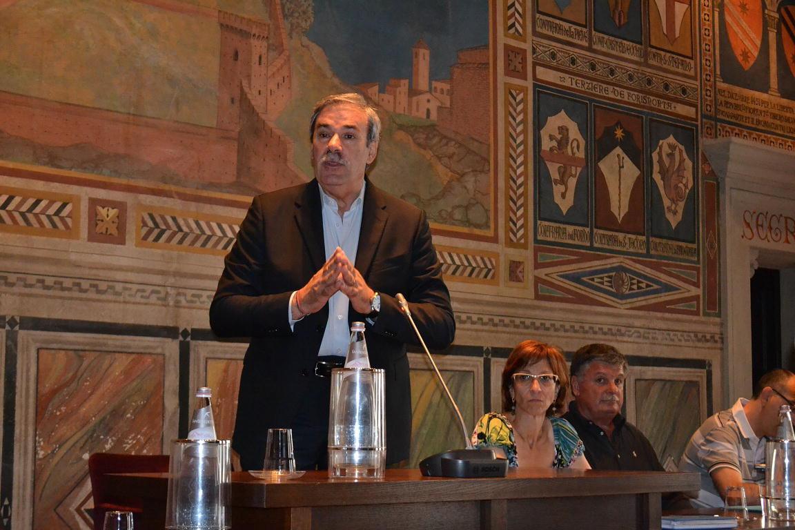 Il sindaco Vittorio Gabbanini e, a destra, l'assessore Manola Guazzini