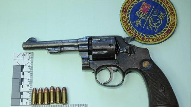 Pistola e katana non denunciate: arrestato