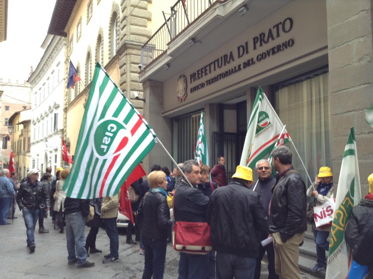 Una protesta sindacale davanti alla Prefettura di Prato