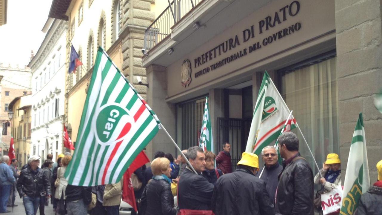 Una protesta sindacale davanti alla Prefettura di Prato