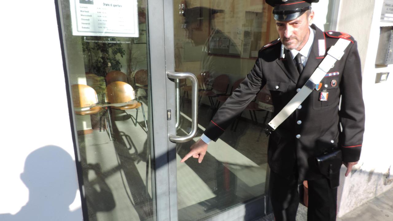 Un carabiniere davanti alla sede dell'Inca Cgil presa di mira a Ponsacco