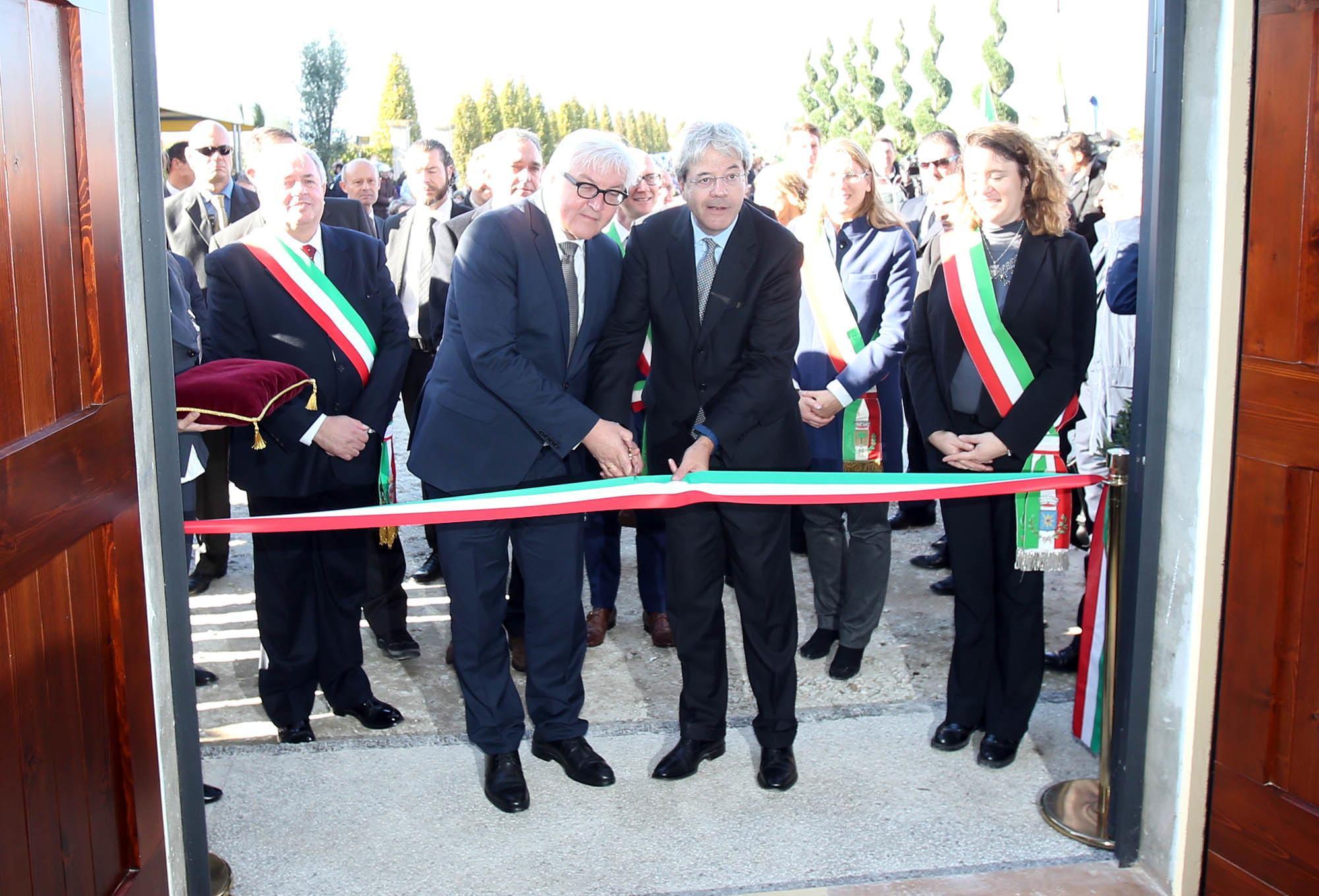 Il taglio del nastro da parte dei ministri di Italia e Germani, Gentiloni e Steinmeier (Foto Nucci)