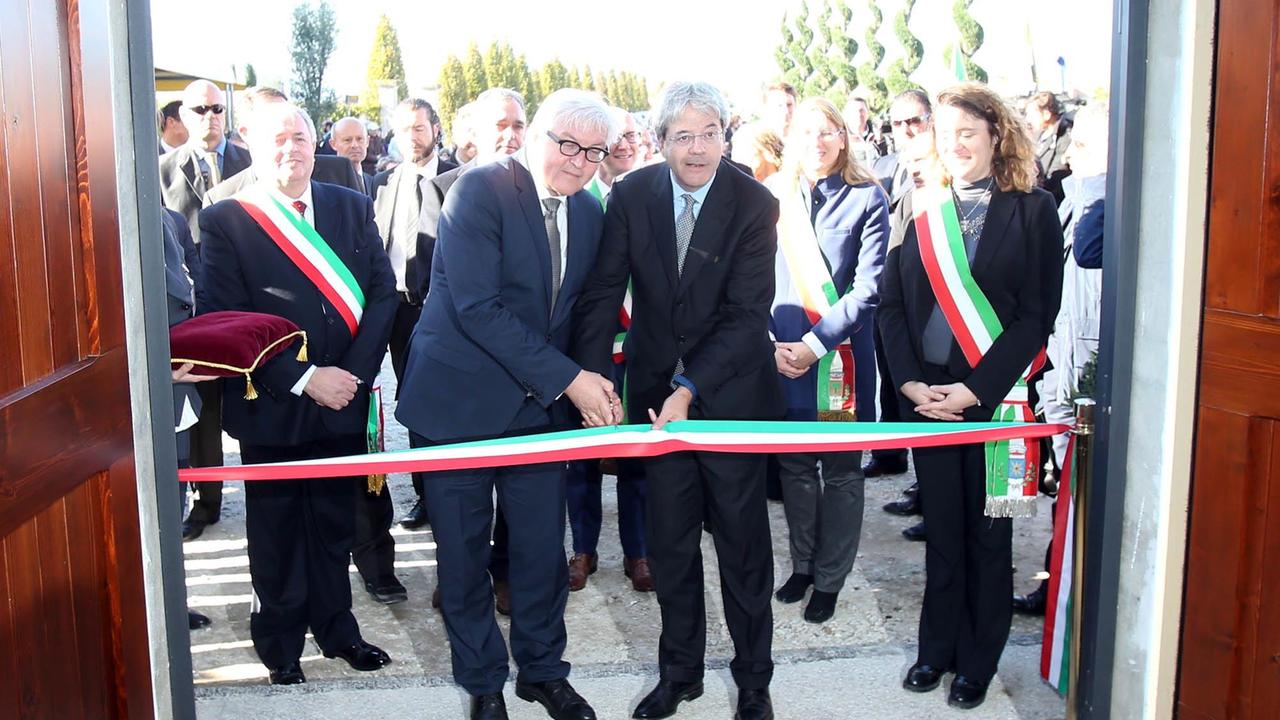 Il taglio del nastro da parte dei ministri di Italia e Germani, Gentiloni e Steinmeier (Foto Nucci)