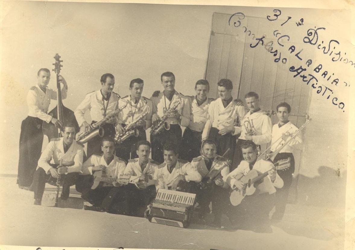 L'orchestra della divisione Calabria con Fausto Orizi (2° da sinistra in piedi) e Fred Buscaglione (4°)