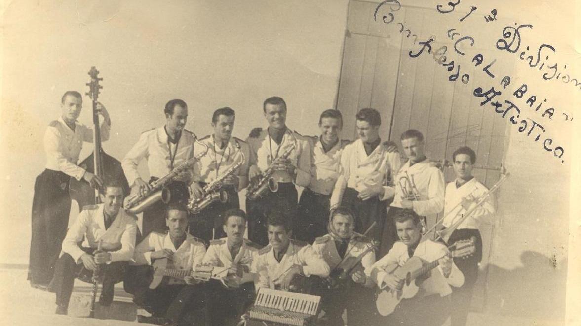 L'orchestra della divisione Calabria con Fausto Orizi (2° da sinistra in piedi) e Fred Buscaglione (4°)