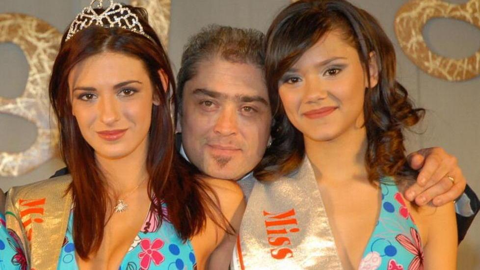 Battista Ceragioli fra due vincitrici di Miss Carnevale, il concorso di bellezza che ha inventato