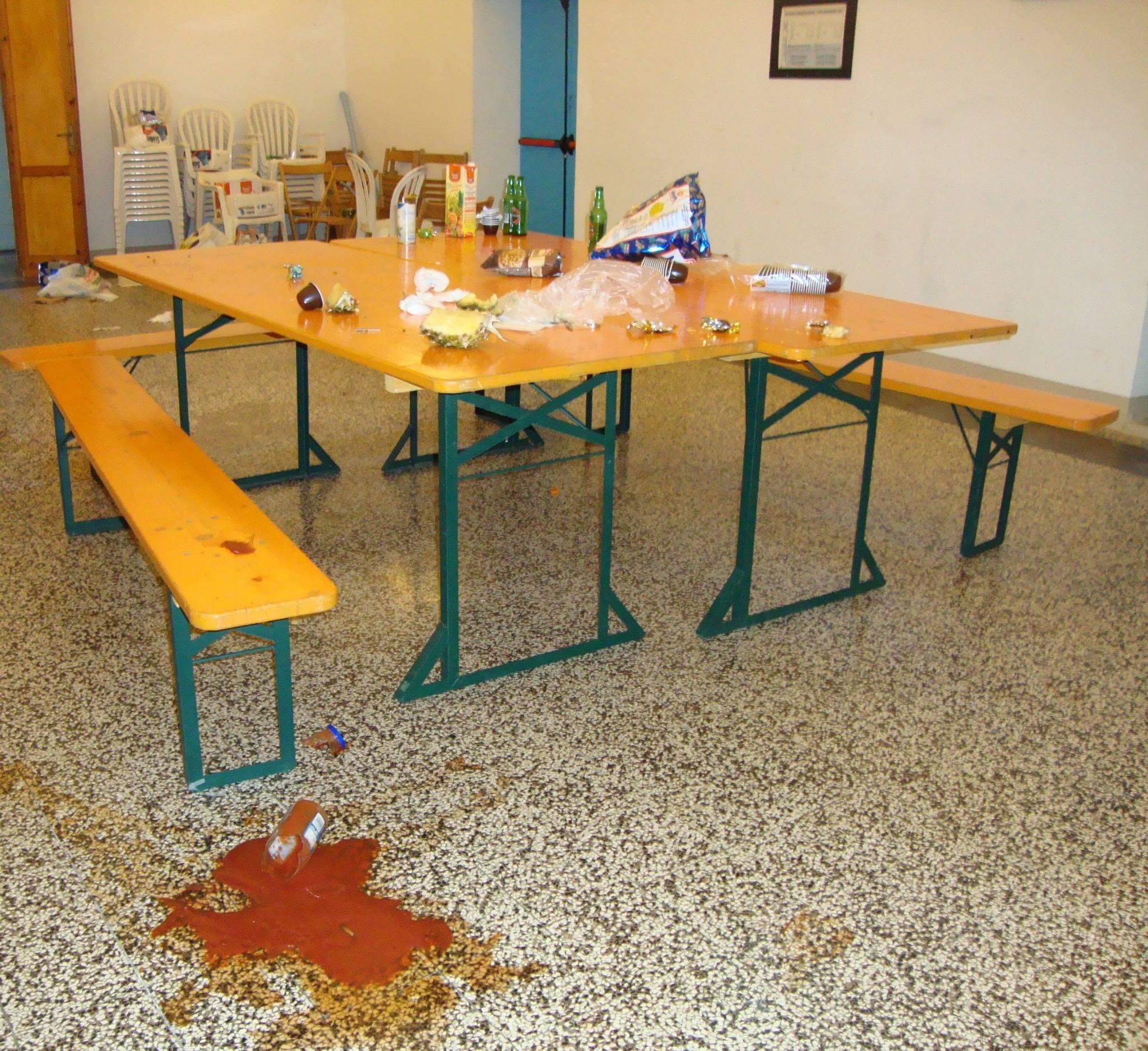 La sala parrocchiale di Montescudaio devastata dai vandali  