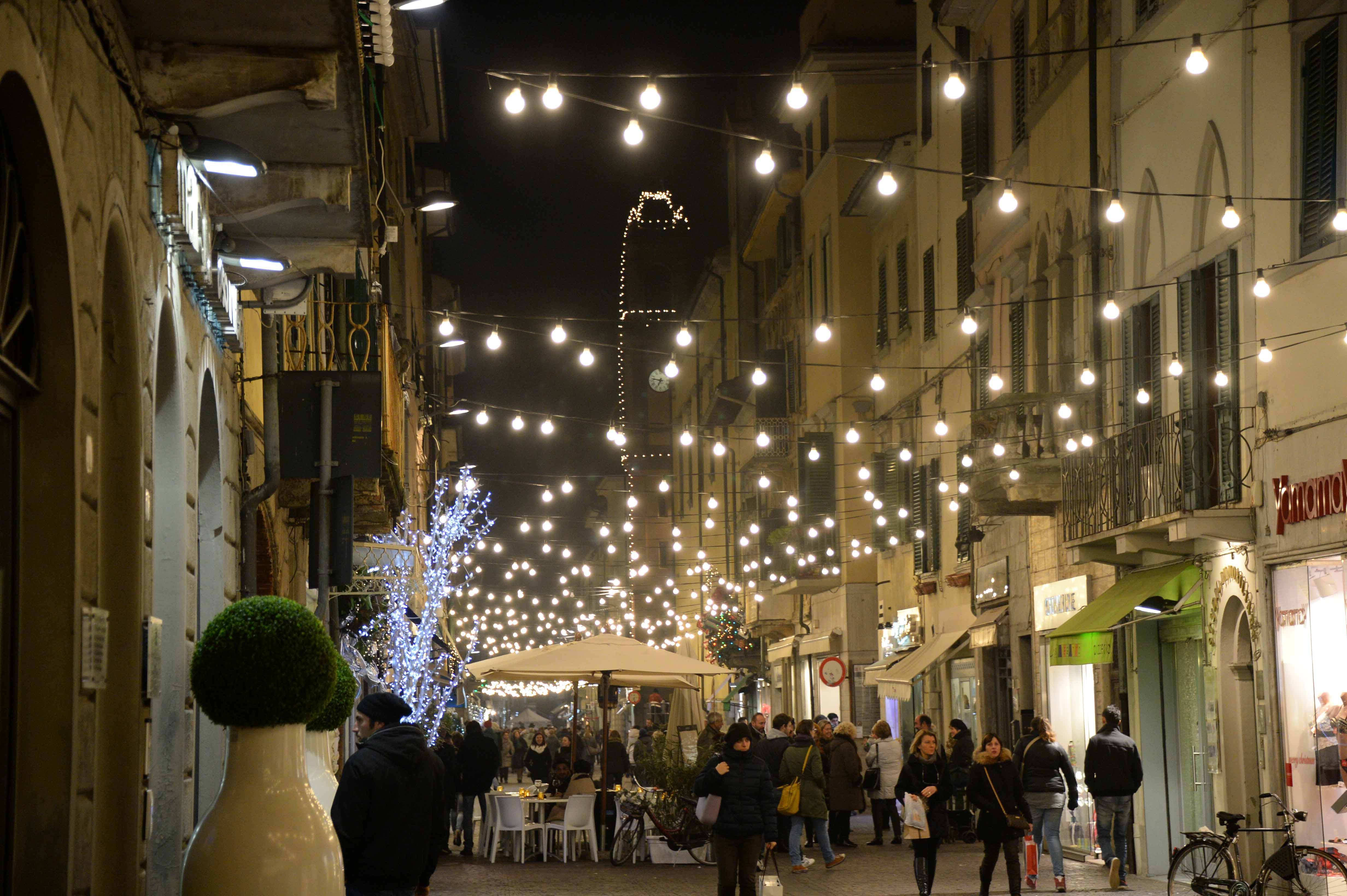 Corso Matteotti illuminato per le feste di Natale (Foto d’archivio)