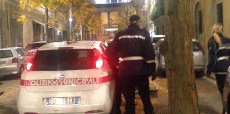 Ferisce a morsi una vigilessa 