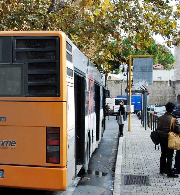 Stop al traffico in via Copernico cambia il percorso dei bus