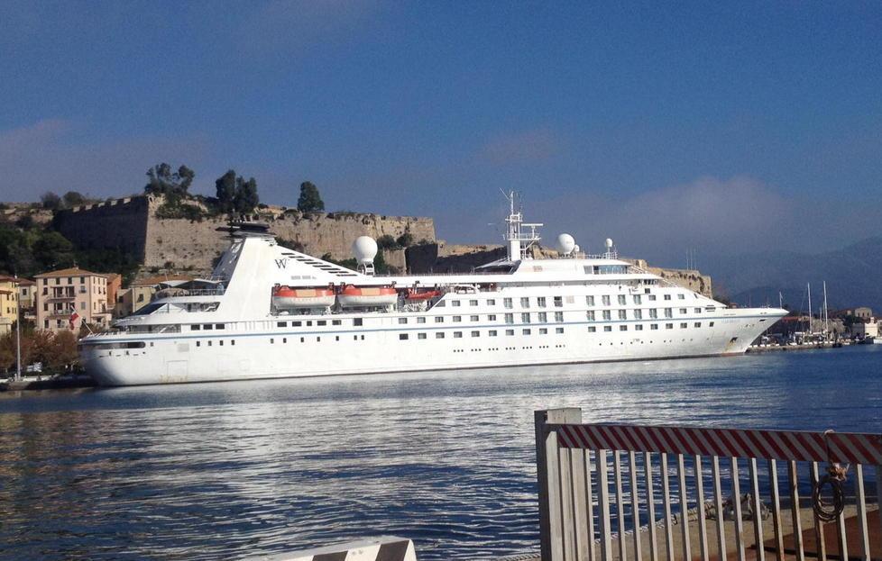Si tuffa dalla nave da crociera: illesa 