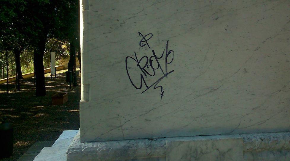 Sfregiato il monumento ai caduti 