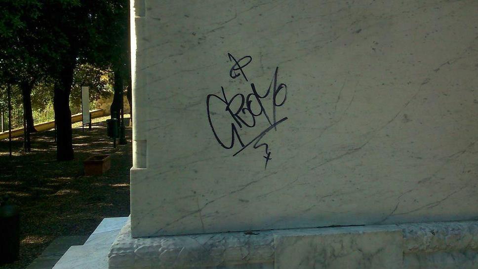 Sfregiato il monumento ai caduti
