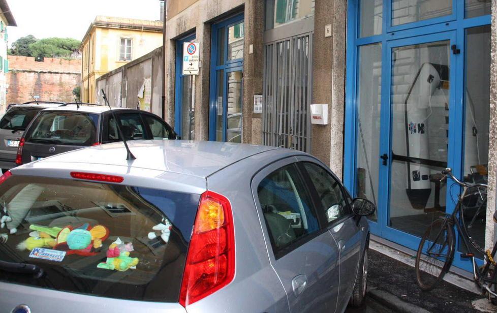 Ubriaco danneggia le auto al Tribunale 