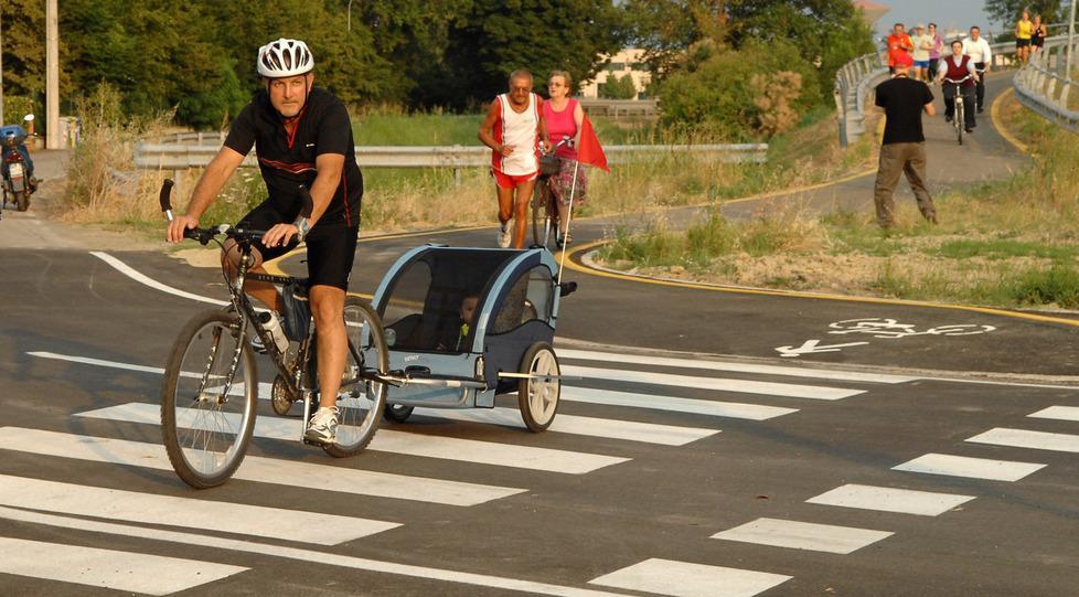 Piste ciclabili e attraversamenti più sicuri Una mappa e segnaletica più visibile