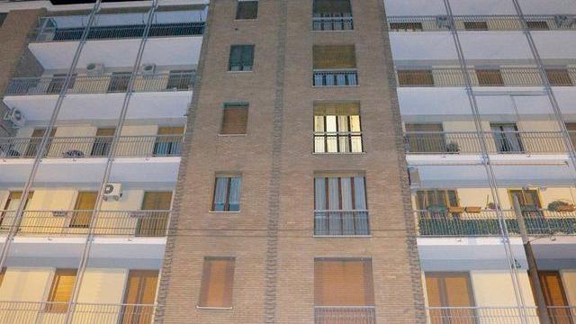 Ladro si arrampica fino al quinto piano