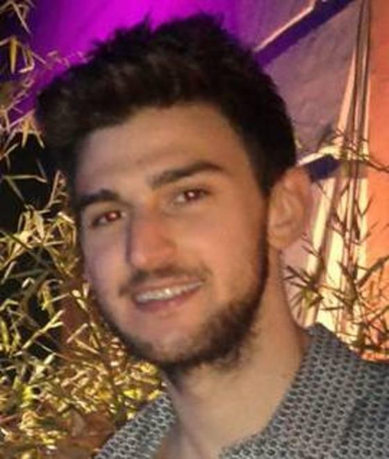 In auto contro il fienile: muore a 22 anni 