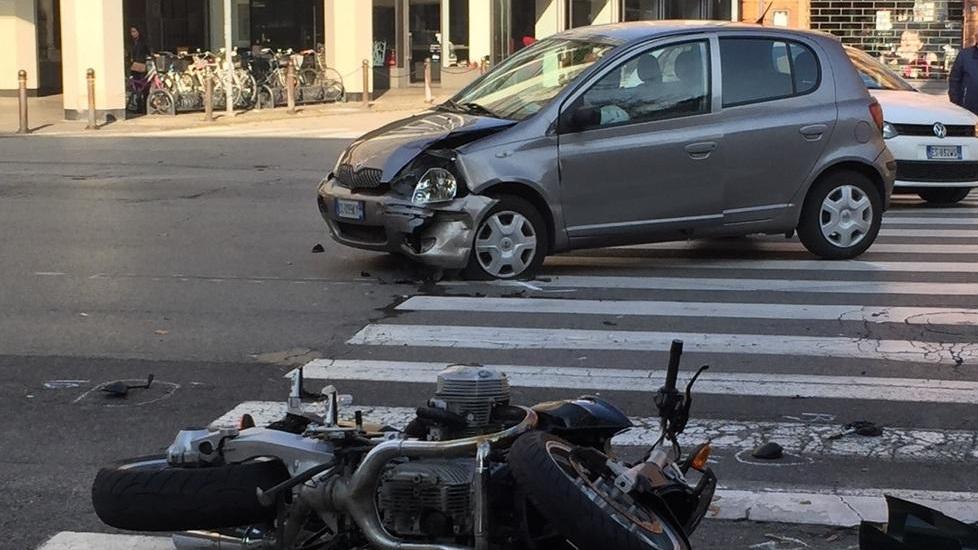 Auto contro moto all’incrocio Due persone all’ospedale