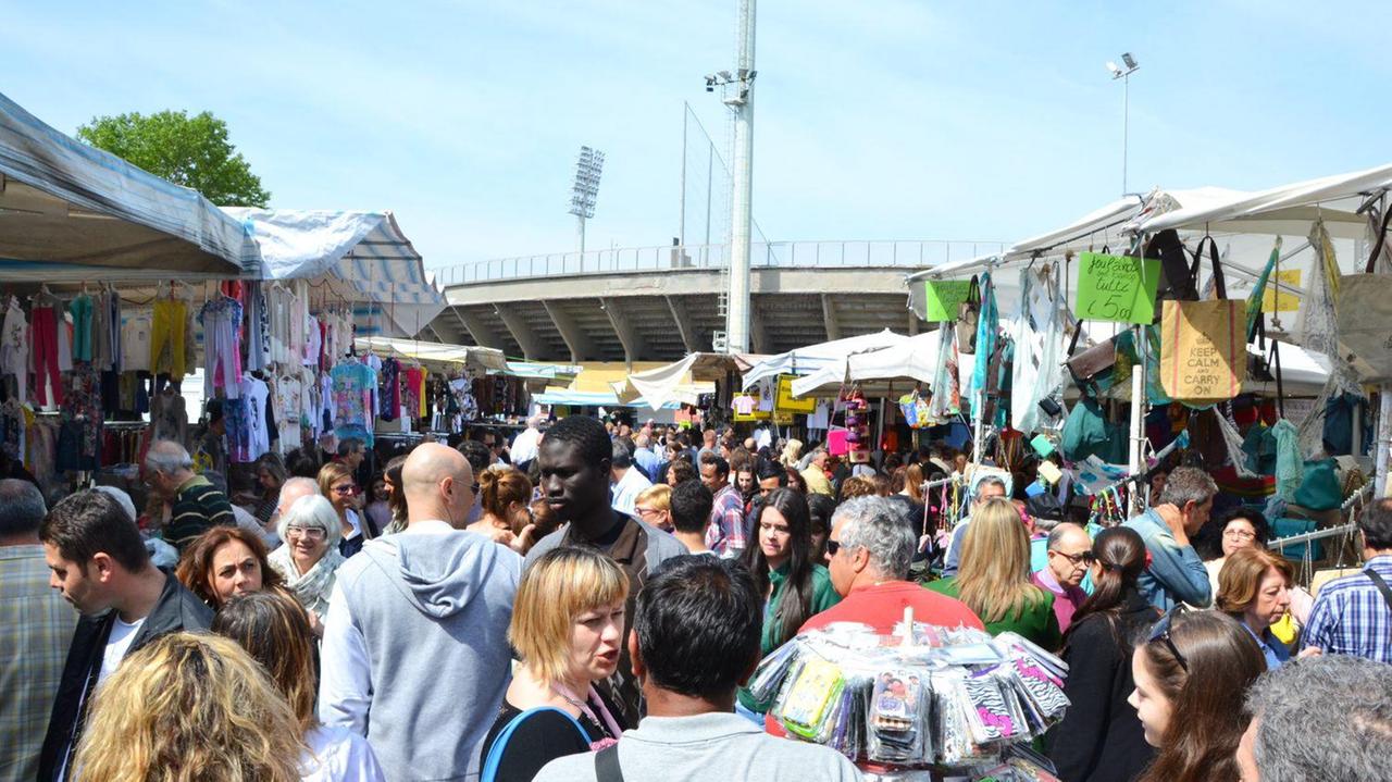 Alcuni banchi al mercatino del venerdì