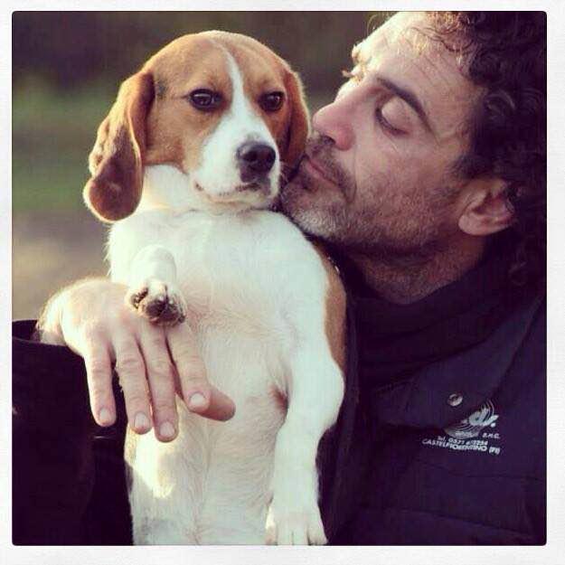 Fabio Serrozzi con un beagle