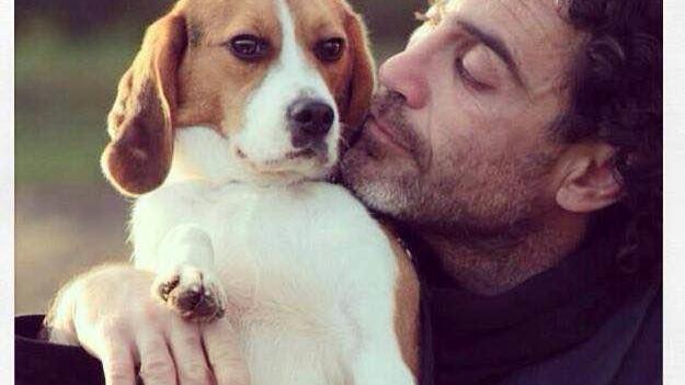 Fabio Serrozzi con un beagle