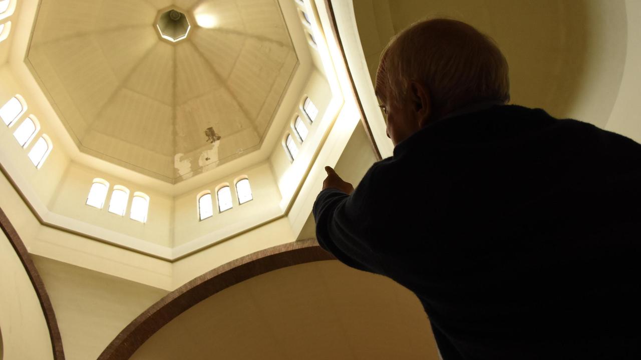 Padre Egisto mostra i danni che c'erano stati (Foto Bf)