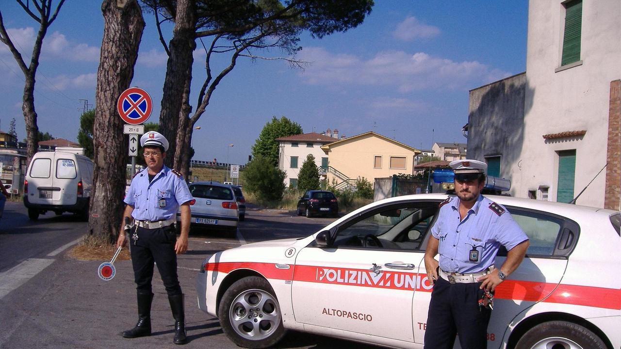 Prova ad investire due persone, subito arrestato dalla municipale