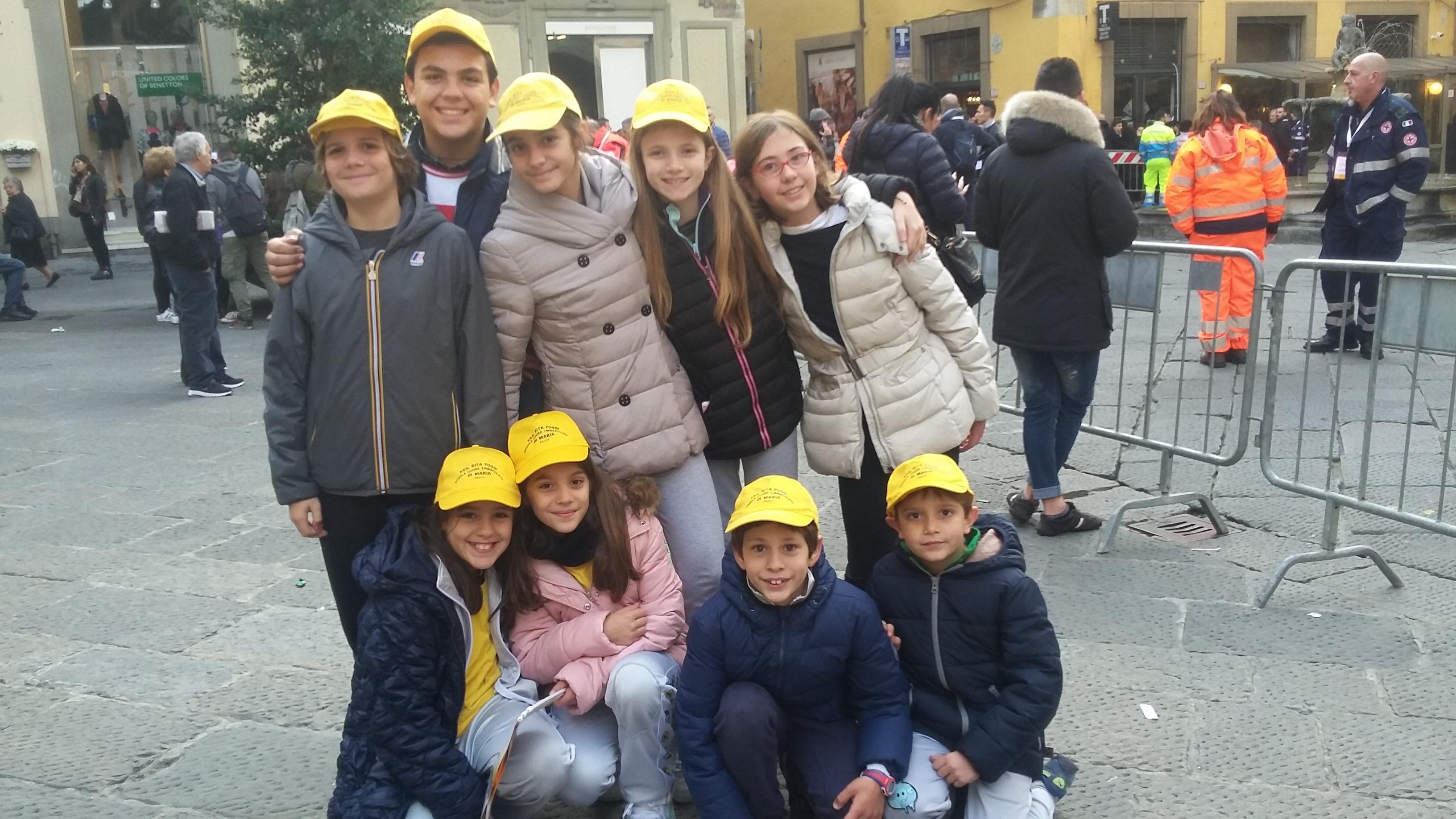 Un gruppo di bambini in piazza del Comune