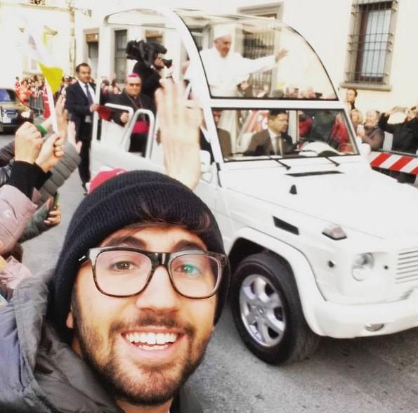 Bergoglio mania: quelli che si fanno il selfie con il Papa