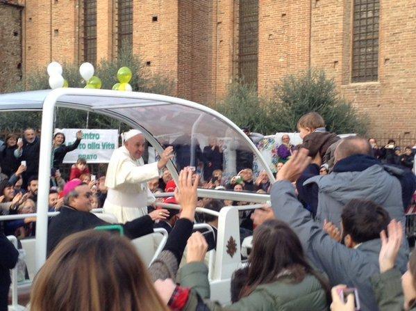 Il Papa mentre passa davanti a piazza delle Carceri