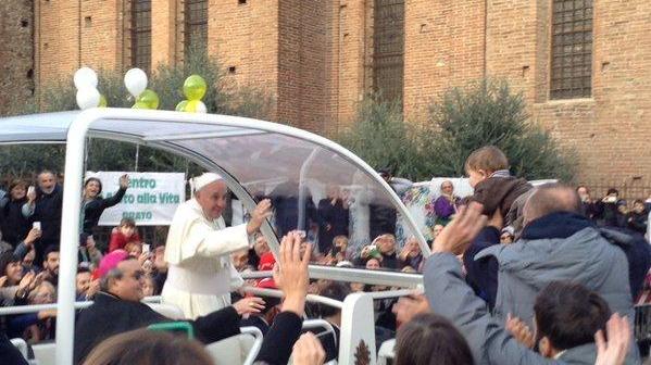 Il Papa mentre passa davanti a piazza delle Carceri