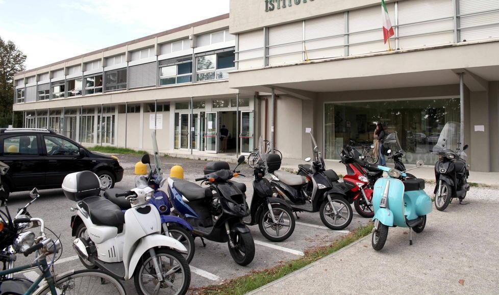 Ragazza assalita da una baby gang a Pietrasanta