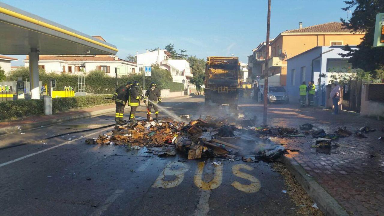 Vigili del fuoco al lavoro per spegnere l'incendio davanti al distributore di via Vittorio Veneto (Foto Gavino Sanna)