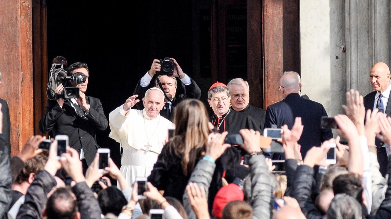 Il pranzo di Francesco con gli ultimi, lontano dai veleni del Vaticano
