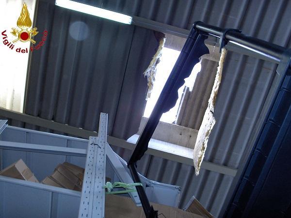 Il punto da cui è precipitato Tiziano Focosi e lo scaffale su cui è rimasto infilzato