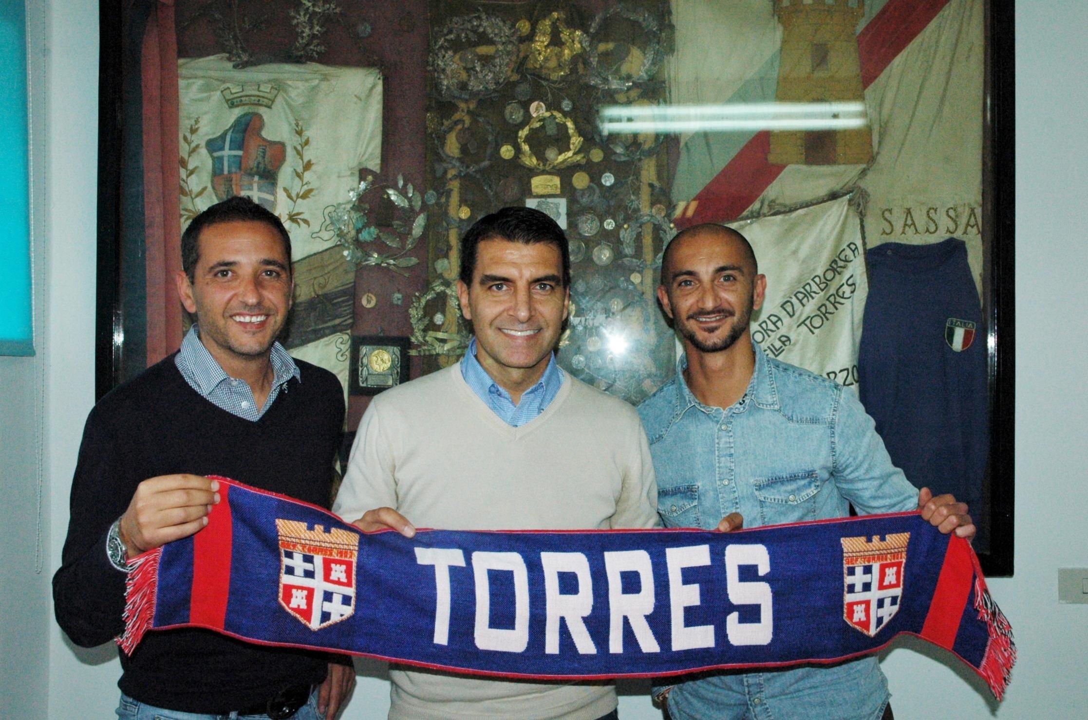 Marco Sanna, al centro, è il nuovo allenatore della Torres (foto della Sef Torres calcio)