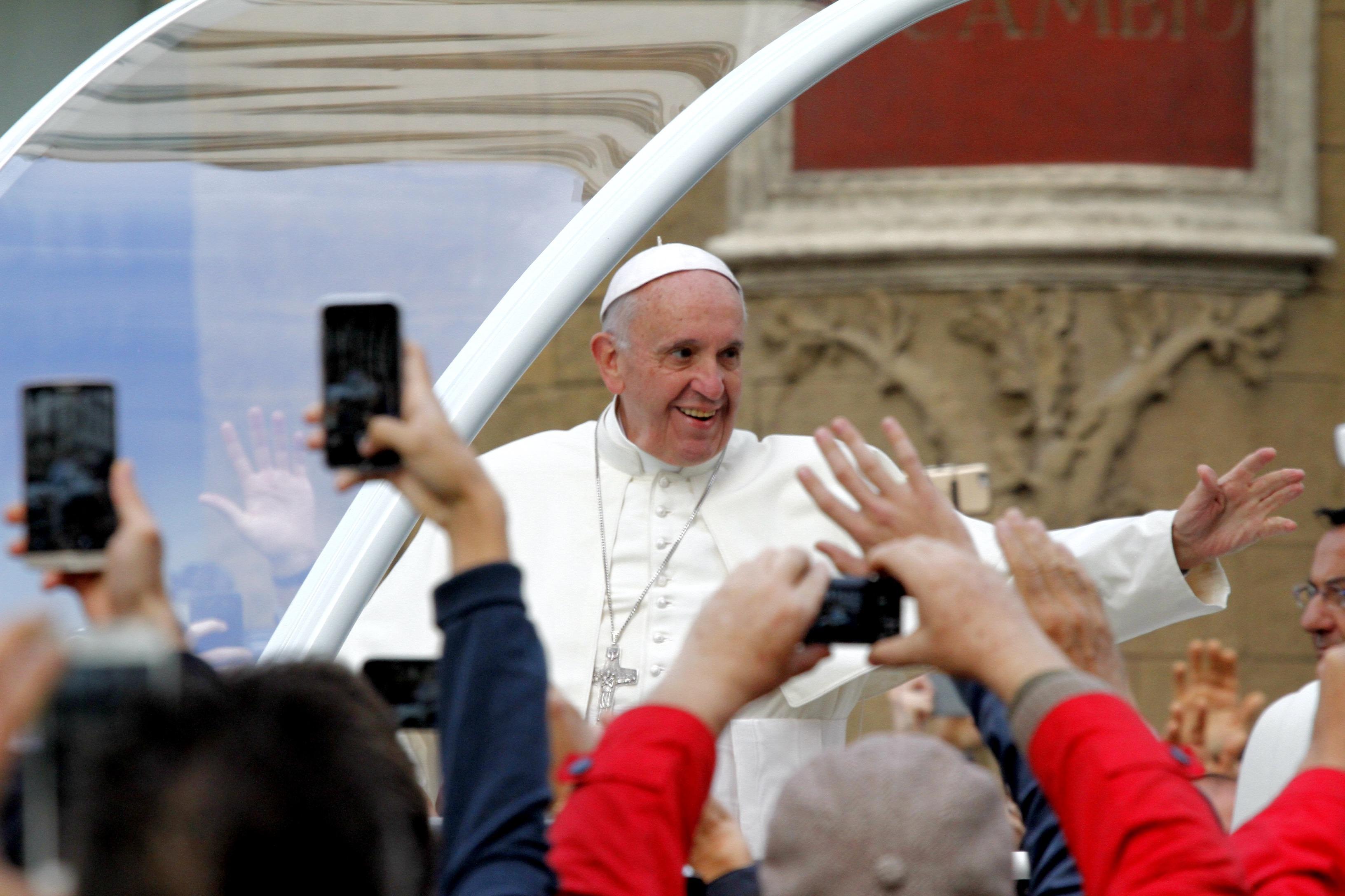 Non solo selfie, sui social è papamobile mania 