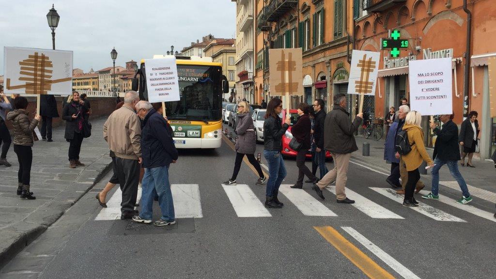 Il mini-corteo sulle strisce pedonali di fronte a Piazza della Berlina