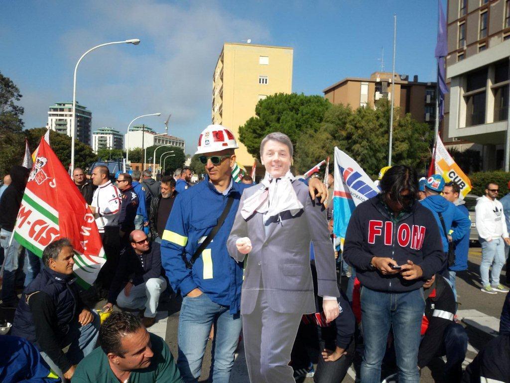Sit in dei lavoratori Alcoa davanti al palazzo della Regione