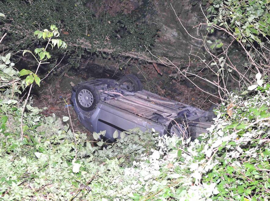 L'auto in fondo alla scarpata lungo via Pian di Bartolo (foto Gori)