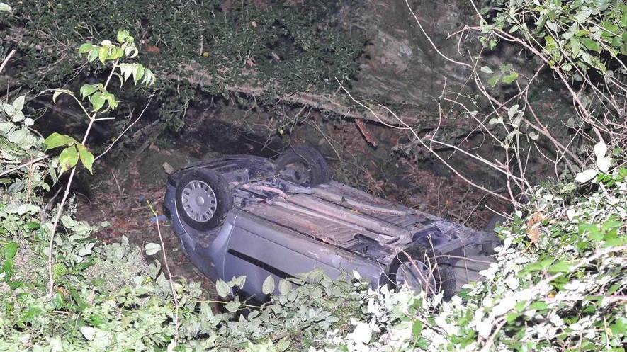 L'auto in fondo alla scarpata lungo via Pian di Bartolo (foto Gori)