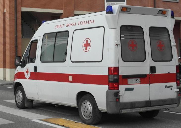 Un'ambulanza verso il pronto soccorso (foto d'archivio)