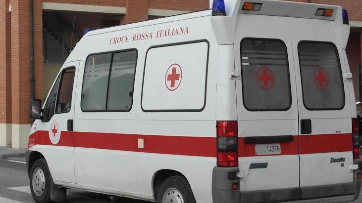 Un'ambulanza verso il pronto soccorso (foto d'archivio)