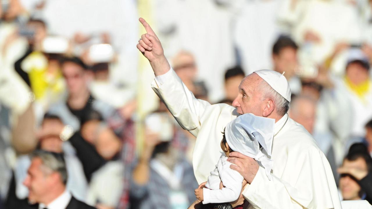 Il Papa arriva a Grosseto, pregherà per don Zeno