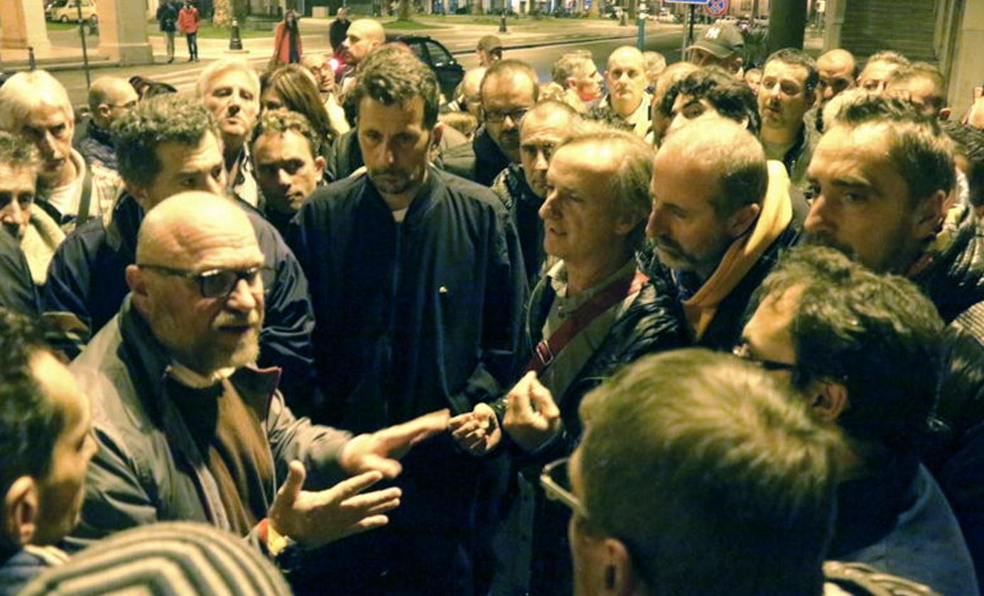 Il sindaco  Filippo Nogarin a tu per tu con i lavoratori Aamps davanti al Comune (Marzi Pentafoto)